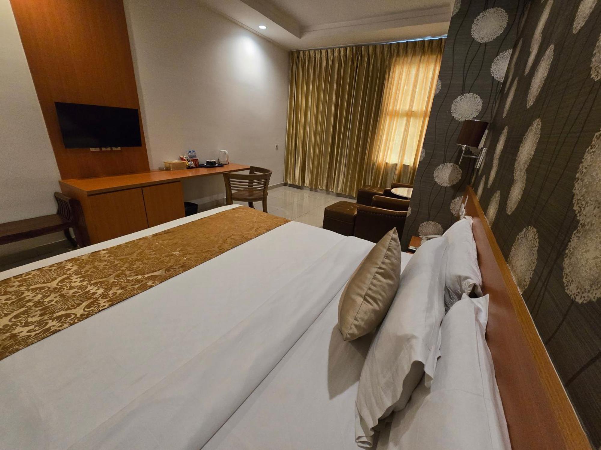 Marilyn Hotel Серпонг Екстериор снимка